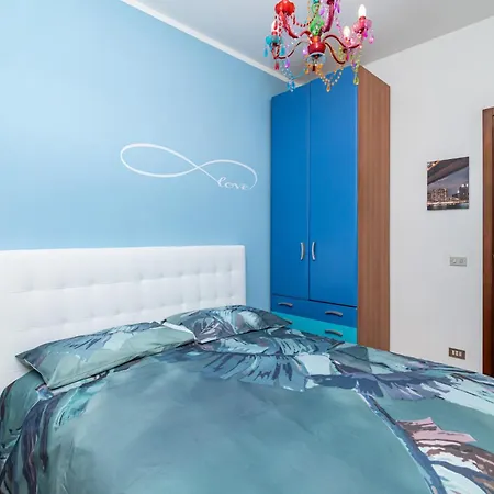 Into The Blu With Private Parking! Apartment
